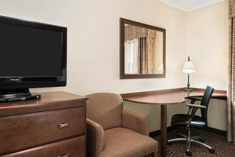 Hampton Inn Springfield South Enfield Exterior photo